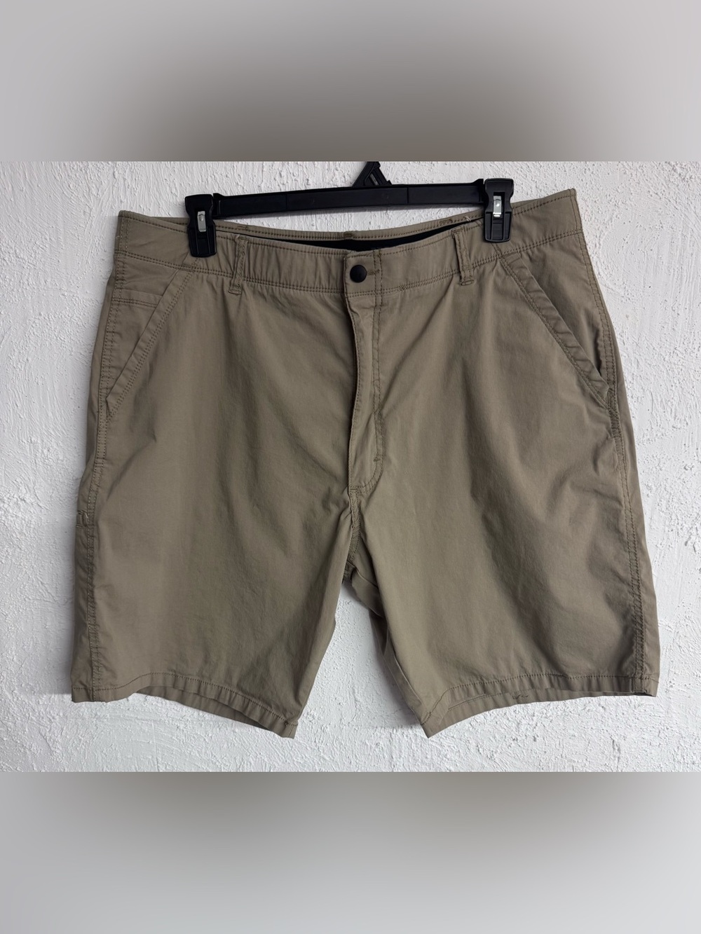 Men's Wrangler All Terrian Gear Khaki Utility Cargo
Stretch Shorts Size 40